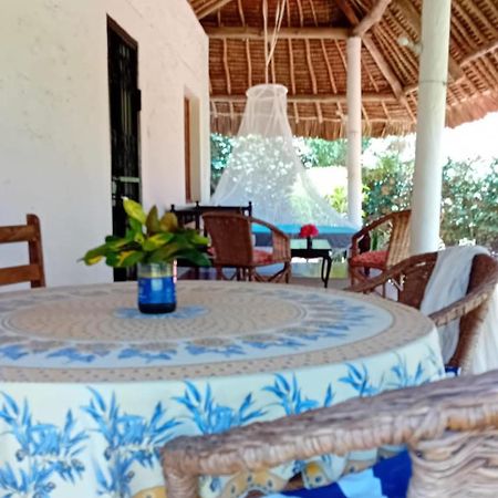 Les Datchi Cottages Diani Beach Esterno foto