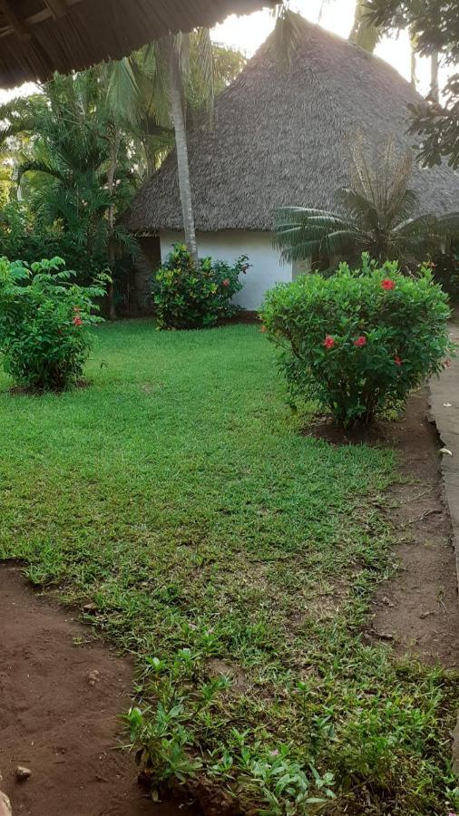 Les Datchi Cottages Diani Beach Esterno foto