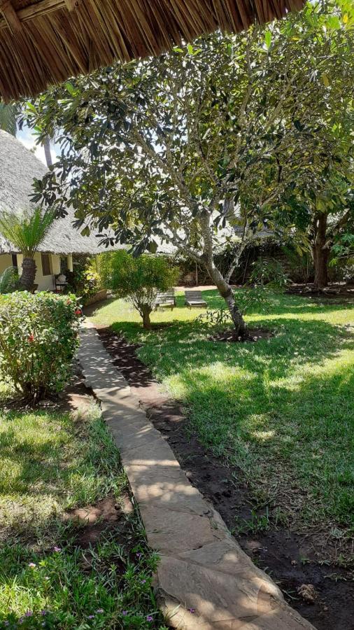 Les Datchi Cottages Diani Beach Esterno foto